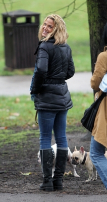 Sarah_Harding_walking_her_dogs_in_Primrose_21_12_11_28229.jpg