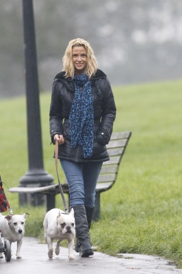 Sarah_Harding_walking_her_dogs_in_Primrose_21_12_11_282529.jpg