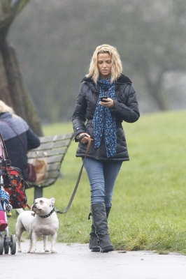 Sarah_Harding_walking_her_dogs_in_Primrose_21_12_11_282729.jpg