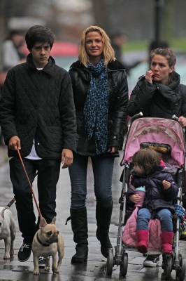 Sarah_Harding_walking_her_dogs_in_Primrose_21_12_11_282829.jpg