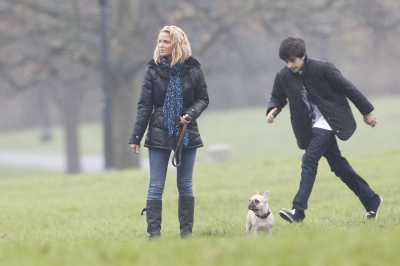 Sarah_Harding_walking_her_dogs_in_Primrose_21_12_11_282929.jpg