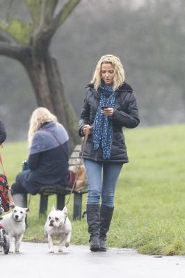 Sarah_Harding_walking_her_dogs_in_Primrose_21_12_11_283029.jpg