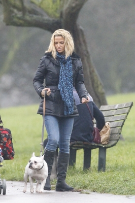 Sarah_Harding_walking_her_dogs_in_Primrose_21_12_11_283129.jpg