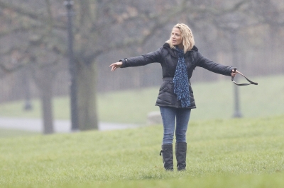 Sarah_Harding_walking_her_dogs_in_Primrose_21_12_11_283229.jpg