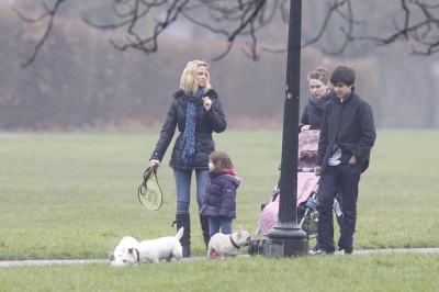 Sarah_Harding_walking_her_dogs_in_Primrose_21_12_11_283329.jpg