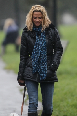 Sarah_Harding_walking_her_dogs_in_Primrose_21_12_11_283429.jpg