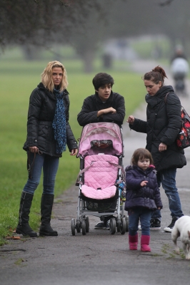 Sarah_Harding_walking_her_dogs_in_Primrose_21_12_11_283829.jpg