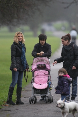 Sarah_Harding_walking_her_dogs_in_Primrose_21_12_11_283929.jpg