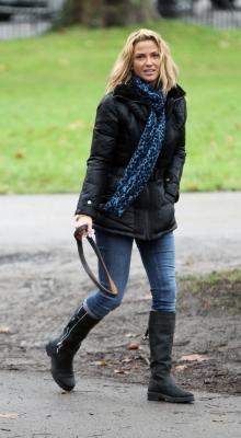 Sarah_Harding_walking_her_dogs_in_Primrose_21_12_11_28429.JPG