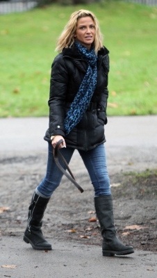 Sarah_Harding_walking_her_dogs_in_Primrose_21_12_11_28529.JPG
