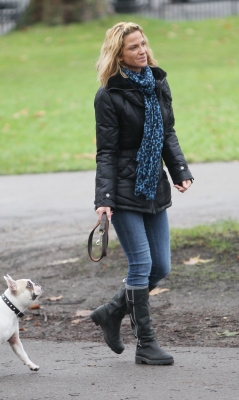 Sarah_Harding_walking_her_dogs_in_Primrose_21_12_11_28729.JPG