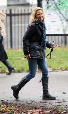 Sarah_Harding_walking_her_dogs_in_Primrose_21_12_11_28829.JPG