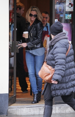 Sarah_nips_out_to_grab_a_coffee_in_Primrose_Hill_21_12_11_282429.JPG