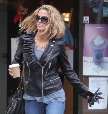 Sarah_nips_out_to_grab_a_coffee_in_Primrose_Hill_21_12_11_282629.JPG