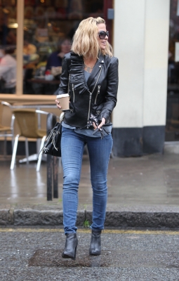 Sarah_nips_out_to_grab_a_coffee_in_Primrose_Hill_21_12_11_283229.JPG