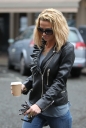 Sarah_nips_out_to_grab_a_coffee_in_Primrose_Hill_21_12_11_282329.JPG