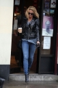 Sarah_nips_out_to_grab_a_coffee_in_Primrose_Hill_21_12_11_28329.JPG