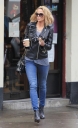 Sarah_nips_out_to_grab_a_coffee_in_Primrose_Hill_21_12_11_284029.JPG
