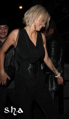 Sarah_out_in_Soho_for_Michelle_Gayles_Birthday_04_02_11_281429.jpg