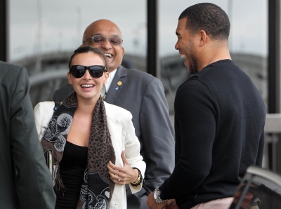 Nadine_and_her_fiancee_Jason_Bell_at_LAX_airport_17_10_10_281929.jpg