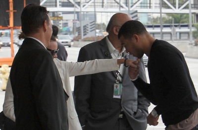Nadine_and_her_fiancee_Jason_Bell_at_LAX_airport_17_10_10_28629.jpg