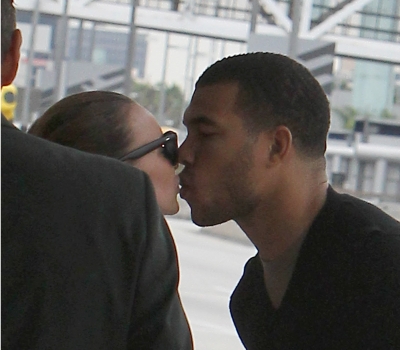 Nadine_and_her_fiancee_Jason_Bell_at_LAX_airport_17_10_10_28829.jpg