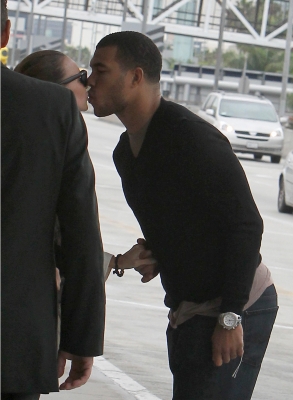 Nadine_and_her_fiancee_Jason_Bell_at_LAX_airport_17_10_10_28929.jpg
