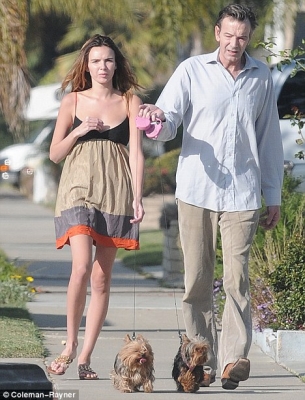 Nadine_Coyle___her_father_in_LA_-_November_2010.jpg