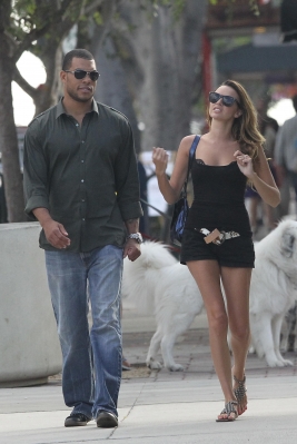 Nadine_Coyle_and_her_fiancee_Jason_Bell_for_a_lunch_5_10_10_281229.jpg