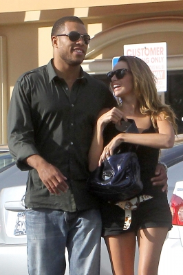 Nadine_Coyle_and_her_fiancee_Jason_Bell_for_a_lunch_5_10_10_281329.jpg