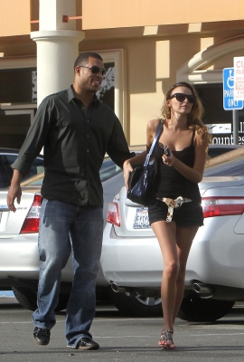 Nadine_Coyle_and_her_fiancee_Jason_Bell_for_a_lunch_5_10_10_28429.jpg