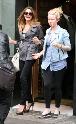 Nadine_Coyle_at_celeb_hairdressers_John_Freda_20_08_10_287329.jpg