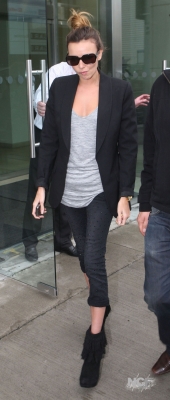 Nadine_Coyle_at_the_104_FM_Radio_in_Dublin_05_11_10_28229.jpg