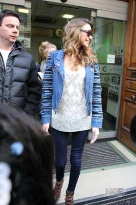 Nadine_Coyle_greeting_fans_at_Radio_1_studios_30_10_10_281129.jpg
