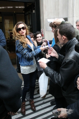 Nadine_Coyle_greeting_fans_at_Radio_1_studios_30_10_10_283429.jpg