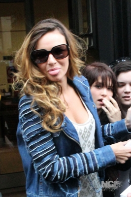 Nadine_Coyle_greeting_fans_at_Radio_1_studios_30_10_10_283529.jpg