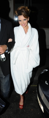 Nadine_Coyle_heads_to_her_hotel_in_London_4_11_10_281929.JPG