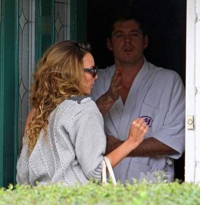Nadine_Coyle_heads_to_the_airport_to_catch_a_flight_27_08_20_281429.jpg