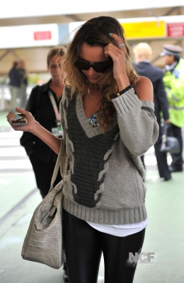 Nadine_Coyle_heads_to_the_airport_to_catch_a_flight_27_08_20_282929.jpg