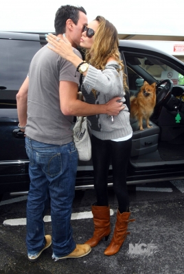Nadine_Coyle_heads_to_the_airport_to_catch_a_flight_27_08_20_28329.jpg