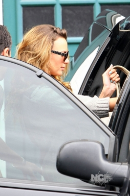 Nadine_Coyle_heads_to_the_airport_to_catch_a_flight_27_08_20_283529.jpg