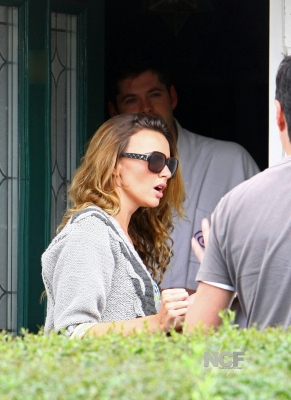 Nadine_Coyle_heads_to_the_airport_to_catch_a_flight_27_08_20_285929.jpg