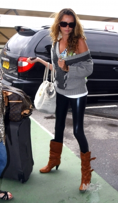 Nadine_Coyle_heads_to_the_airport_to_catch_a_flight_27_08_20_28629.jpg