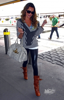 Nadine_Coyle_heads_to_the_airport_to_catch_a_flight_27_08_20_28929.jpg
