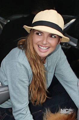 Nadine_Coyle_outside_Real_Radio_manchester_16_09_10_281529.jpg
