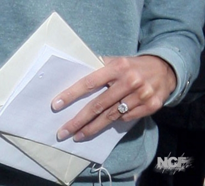 Nadine_Coyle_outside_Real_Radio_manchester_16_09_10_282629.jpg