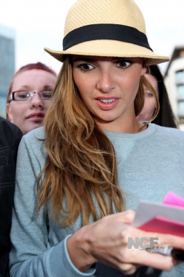 Nadine_Coyle_outside_Real_Radio_manchester_16_09_10_28629.jpg