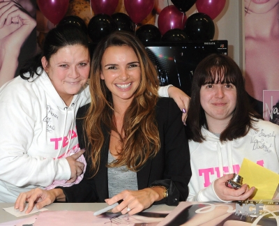 Nadine_Coyle_signing_at_Tesco_in_Ireland_05_11_10_28129.jpg