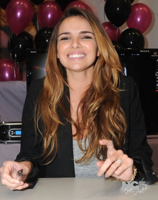 Nadine_Coyle_signing_at_Tesco_in_Ireland_05_11_10_28929.jpg