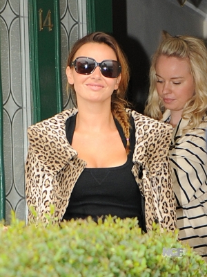 Nadine_leaving_her_house_and_heading_to_an_office_26_08_10_28529.jpg